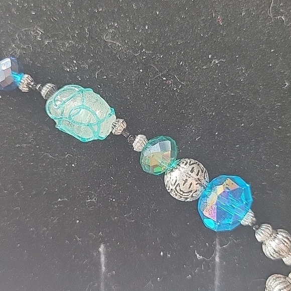 Beautiful Glass Beaded and Pendant Necklace - Picture 3 of 4